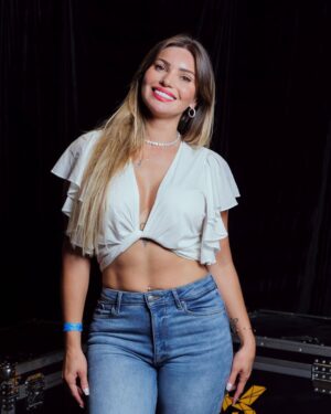 Faloon Larraguibel Instagram - Peopleeeeeeeee @_faloon_ nos acompañó en La Terapiaaaa💉💃🏻 que hicimos en @ovovinadelmar , lo pasamos increíble!!!!, vayan a votar por la cabezona!🥳

📸: @nelsssonrafael