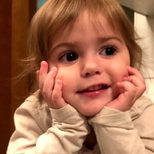 Faloon Larraguibel Instagram - Feliz cumpleaños a mi pequeñita hermosa! 🎂
Llegaste a nuestra vida cuando menos lo esperaba y a pesar de todo lo que pasaba en ese momento te agarraste a mi tan fuerte. 
Y ahora eres esta hermosa pequeña.👧🏼
La niña mas simpática, amorosa, cariñosa, delicada, alegre y que adora a  sus hermanos. 
Te amamos AUGUSTA! ❤
Feliz cumpleaños hija 
#FelizcumpleAugusta