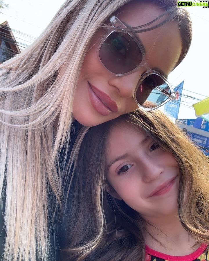 Faloon Larraguibel - 50.5K Likes - ✨ Hoy comenzamos una nueva aventura, llena de desafíos, aprendizajes y oportunidades ✨
Sigo adelante inspirada por la fuerza que mis hijos me dan. Soy una mujer que no se cansa, que se levanta a pesar de las caídas, que persiste para construir un camino lleno de posibilidades.
Gracias a quienes me acompañan y creen en este sueño.
¡Lo mejor está por comenzar!
Nos vemos esta noche por @canal13cl después de la final de Ganar o Servir en Palabra de Honor.