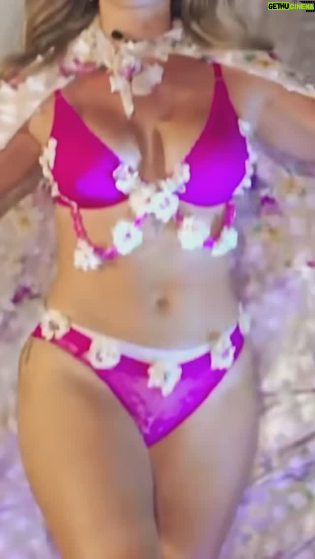 Faloon Larraguibel - 40.4K Likes - Hoy celebro un año de renacer. Un año de desafíos que me rompieron en mil pedazos y me obligaron a mirarme de nuevo. Descubrí que a veces perderse es el único camino para encontrarse. Que el cambio duele, y enfrentarse a lo desconocido da miedo… sobre todo cuando el mundo te observa. Da miedo equivocarse, sentir que cada paso podría ser el errado. Pero aprendí que el miedo no puede ser más fuerte que el deseo de ser libre. Que romperse no es el final, es el inicio de algo mejor.
Agradezco a Dios por darme la fuerza para levantarme, por permitirme contar esta historia desde el amor, con un corazón más fuerte, más libre y más consciente.
Recibo este nuevo año con gratitud, con fe en que todo lo que viene suma, nutre y me hará crecer.🌟