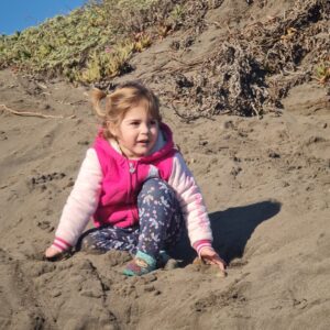 Faloon Larraguibel Instagram - Feliz cumpleaños a mi pequeñita hermosa! 🎂
Llegaste a nuestra vida cuando menos lo esperaba y a pesar de todo lo que pasaba en ese momento te agarraste a mi tan fuerte. 
Y ahora eres esta hermosa pequeña.👧🏼
La niña mas simpática, amorosa, cariñosa, delicada, alegre y que adora a  sus hermanos. 
Te amamos AUGUSTA! ❤
Feliz cumpleaños hija 
#FelizcumpleAugusta