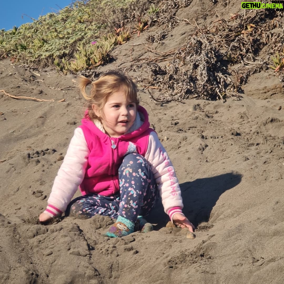 Faloon Larraguibel - 24K Likes - Feliz cumpleaños a mi pequeñita hermosa! 🎂
Llegaste a nuestra vida cuando menos lo esperaba y a pesar de todo lo que pasaba en ese momento te agarraste a mi tan fuerte.
Y ahora eres esta hermosa pequeña.👧🏼
La niña mas simpática, amorosa, cariñosa, delicada, alegre y que adora a sus hermanos.
Te amamos AUGUSTA! ❤
Feliz cumpleaños hija
#FelizcumpleAugusta