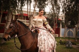 Faloon Larraguibel Instagram - Gracias a todos por haberme acompañado en esa gran aventura que fue Ganar o Servir, principalmente a mi familia por su apoyo incondicional. 

Gracias mamá por no soltarme y enseñarme a volar. 

Gracias hijos, son el motor y el sentido de todo.

Ganar o Servir fue una experiencia que me ayudó, me enseñó y me retó en mil formas. Me abrió un camino de oportunidades que antes pensé perdido y hoy las aprovecho y les doy el significado que merecen. 

A todas las mujeres que hoy me leen, USTEDES TAMBIÉN PUEDEN. 

Seguimos luchando por los sueños y es por eso que los invito a ver Palabra de Honor el próximo 3 de noviembre por @canal13cl 

Ph 📷 @cesarmansillasialer