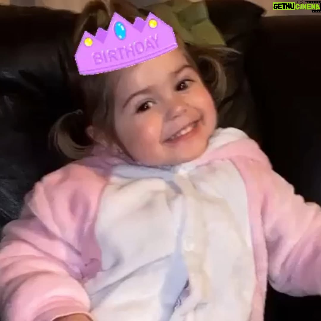 Faloon Larraguibel - 24K Likes - Feliz cumpleaños a mi pequeñita hermosa! 🎂
Llegaste a nuestra vida cuando menos lo esperaba y a pesar de todo lo que pasaba en ese momento te agarraste a mi tan fuerte.
Y ahora eres esta hermosa pequeña.👧🏼
La niña mas simpática, amorosa, cariñosa, delicada, alegre y que adora a sus hermanos.
Te amamos AUGUSTA! ❤
Feliz cumpleaños hija
#FelizcumpleAugusta