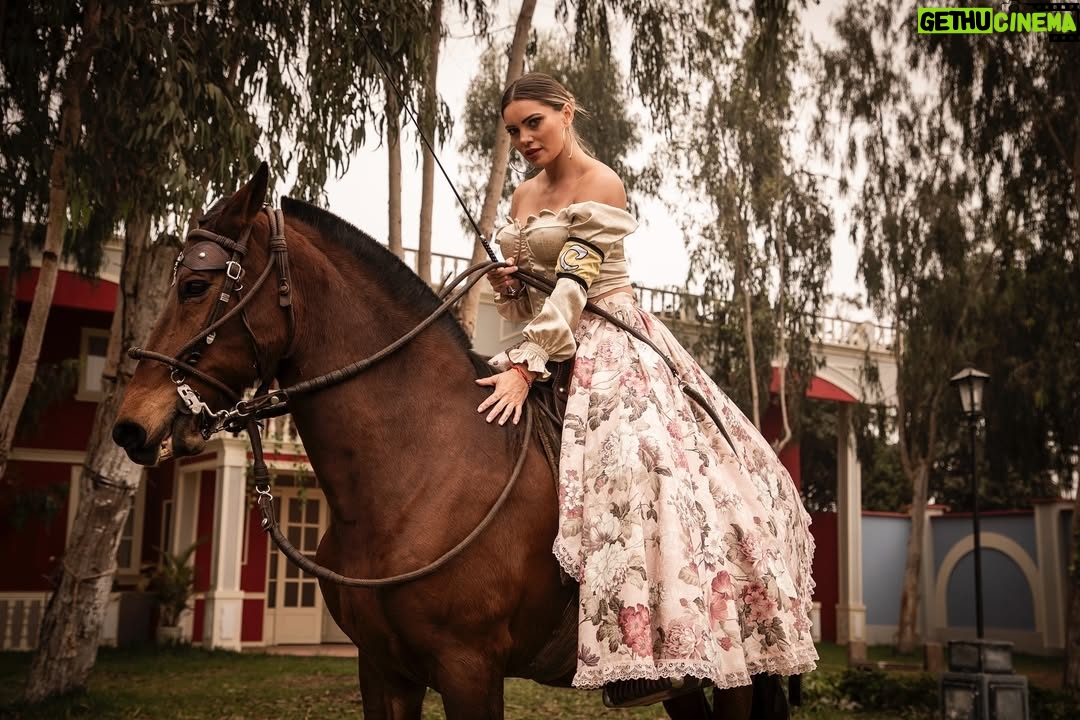 Faloon Larraguibel - 29.4K Likes - Gracias a todos por haberme acompañado en esa gran aventura que fue Ganar o Servir, principalmente a mi familia por su apoyo incondicional.
Gracias mamá por no soltarme y enseñarme a volar.
Gracias hijos, son el motor y el sentido de todo.
Ganar o Servir fue una experiencia que me ayudó, me enseñó y me retó en mil formas. Me abrió un camino de oportunidades que antes pensé perdido y hoy las aprovecho y les doy el significado que merecen.
A todas las mujeres que hoy me leen, USTEDES TAMBIÉN PUEDEN.
Seguimos luchando por los sueños y es por eso que los invito a ver Palabra de Honor el próximo 3 de noviembre por @canal13cl
Ph 📷 @cesarmansillasialer