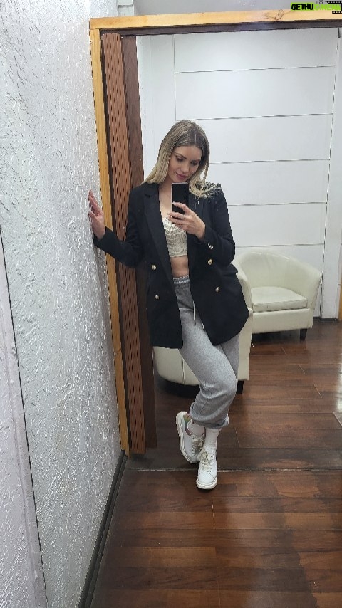 Faloon Larraguibel - 31.5K Likes - Es viernes!!!
y mi cuerpo quiere puro acostarse... 🤣
#Tutaamiga
#viernes #micuerpoquieredormir #toyraja #hoysehanportadomasomenos
#mamáde3