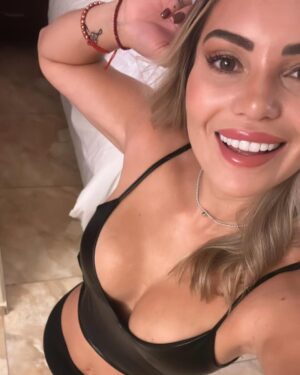 Faloon Larraguibel Instagram - ¿Cuál ha sido su momento favorito del reality @ganaroservir ? 🎥
.
.
Los leo 👇🏻👀
