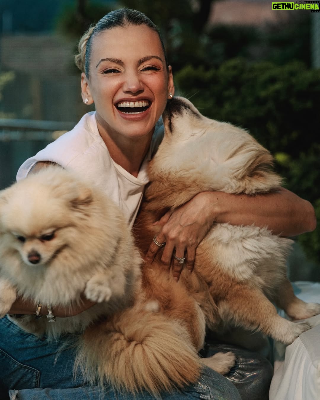 Fanny Lu - 3 Likes - Lulu y Mía … Mis consentidas, las que siempre me regalan su cariñito, la compañía más dulce … ¿Ustedes son: team perritos o team gaticos?