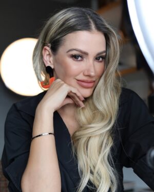 Fanny Lu Instagram - Que amarnos sea el mecanismo de defensa ♥️ Feliz viernes!!!