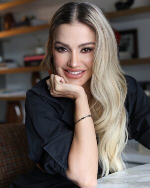 Fanny Lu Instagram - Que amarnos sea el mecanismo de defensa ♥️ Feliz viernes!!!
