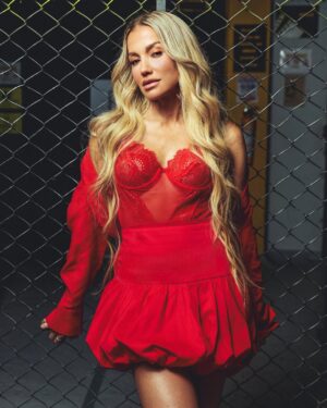 Fanny Lu Instagram - la vie en rouge♥️
