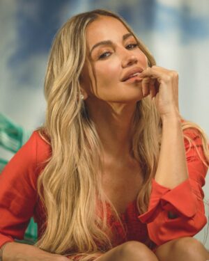 Fanny Lu Instagram - la vie en rouge♥️