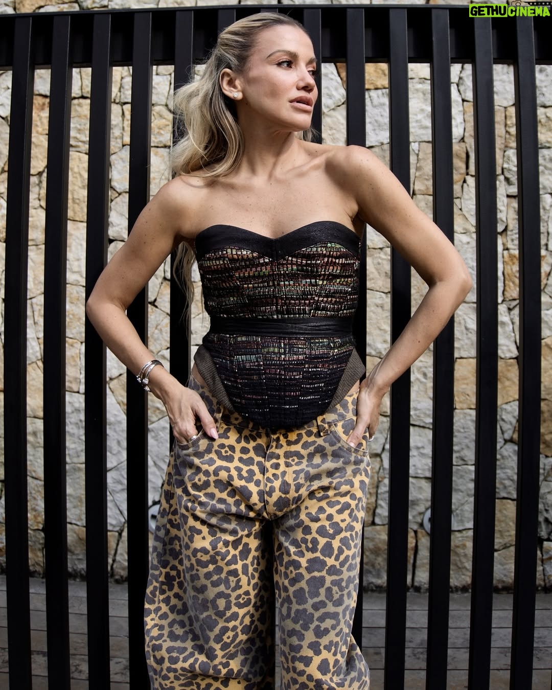 Fanny Lu - 3 Likes - Que nada ni nadie nos haga dudar ¡La obra de arte soy yo … Y amo la mujer que soy!
Look: @malva