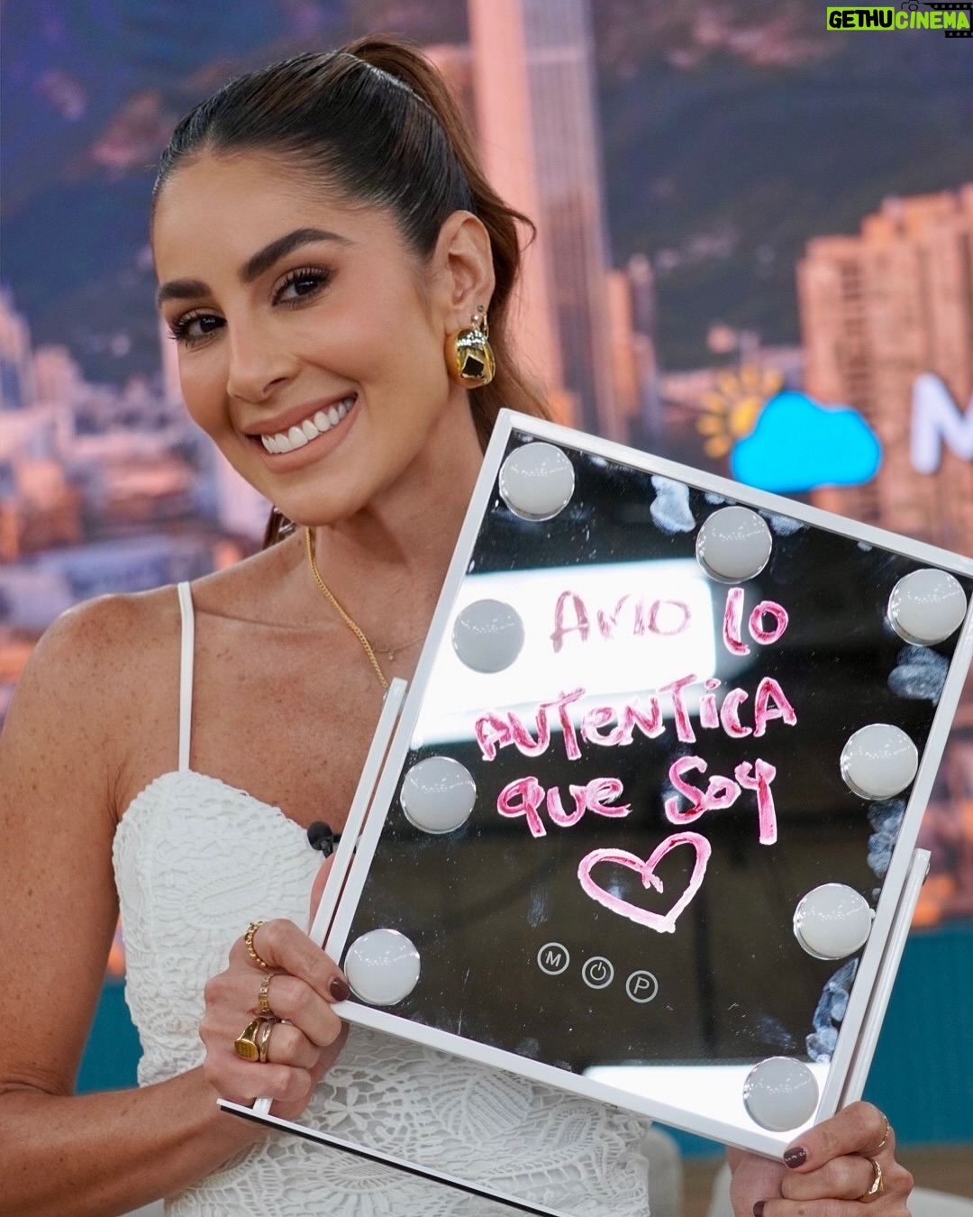 Fanny Lu - 3 Likes - Y la cantan conmigo … Y nos cuestionamos porque nos amamos … Y cobra vida cuando lo escribimos y el poder que alcanzamos es infinito, gracias por darle vida a La mujer que soy, ustedes por que se aman? Los leo!! ❤️
Look: @malva
