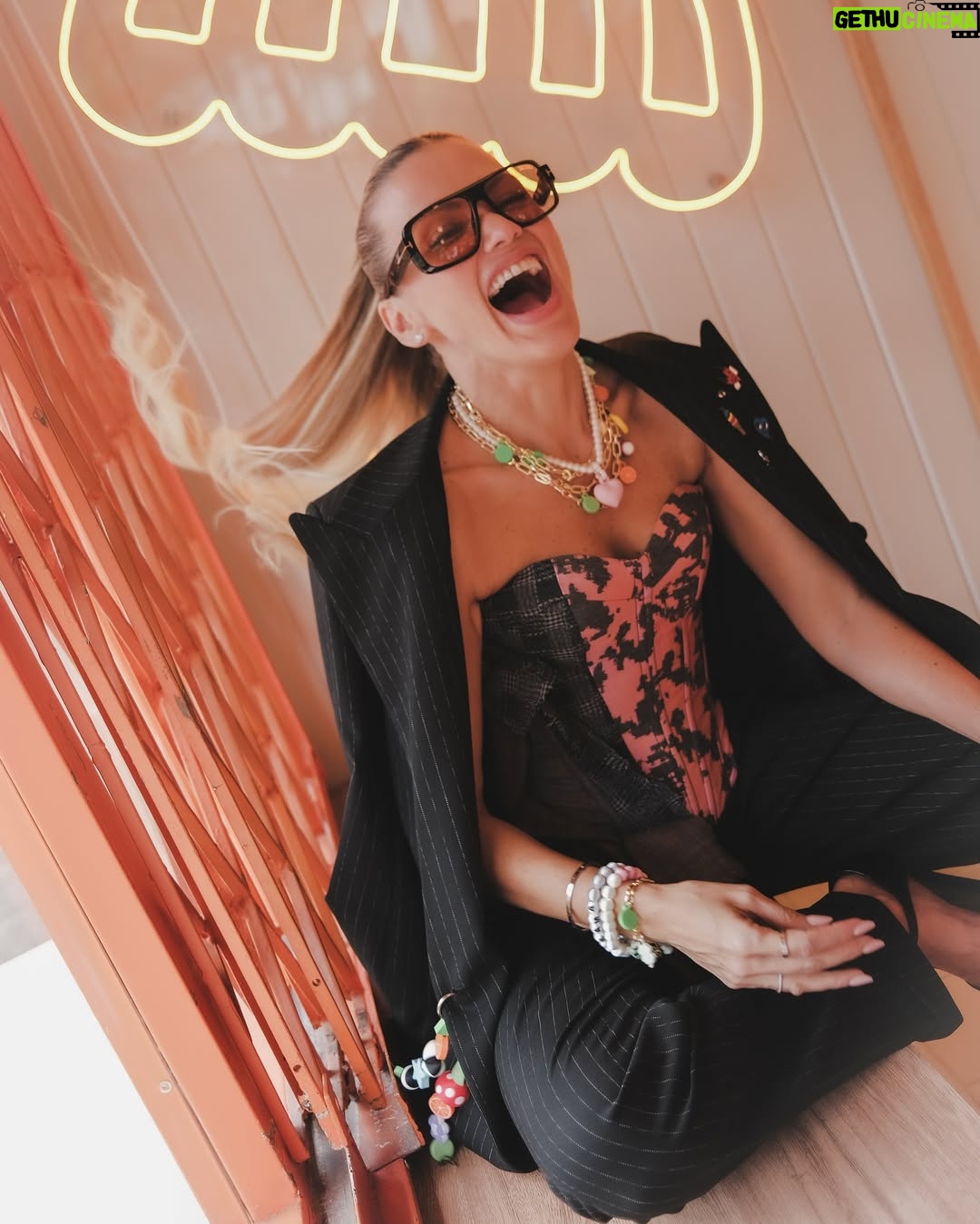 Fanny Lu - 3 Likes - Helado, sonrisas, moda y hair flips 💁🏼♀️💁🏼♀️🍦🍦 lo que necesitamos todas para reiniciarnos cada vez que es necesario ✨ #lamujerquesoy