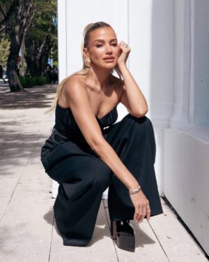 Fanny Lu Instagram - Hack para tus hormonas de la felicidad : Escucha yaaaaa “La mujer que soy “ ¡TE LO PROMETO! Que tu energía va a cambiar. Amo #lamujerquesoy