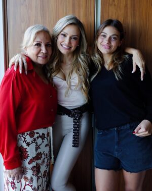 Fanny Lu Instagram - 3 generaciones conectadas por el amor, por el respeto y con la conciencia de que amarnos como somos es una decisión diaria.