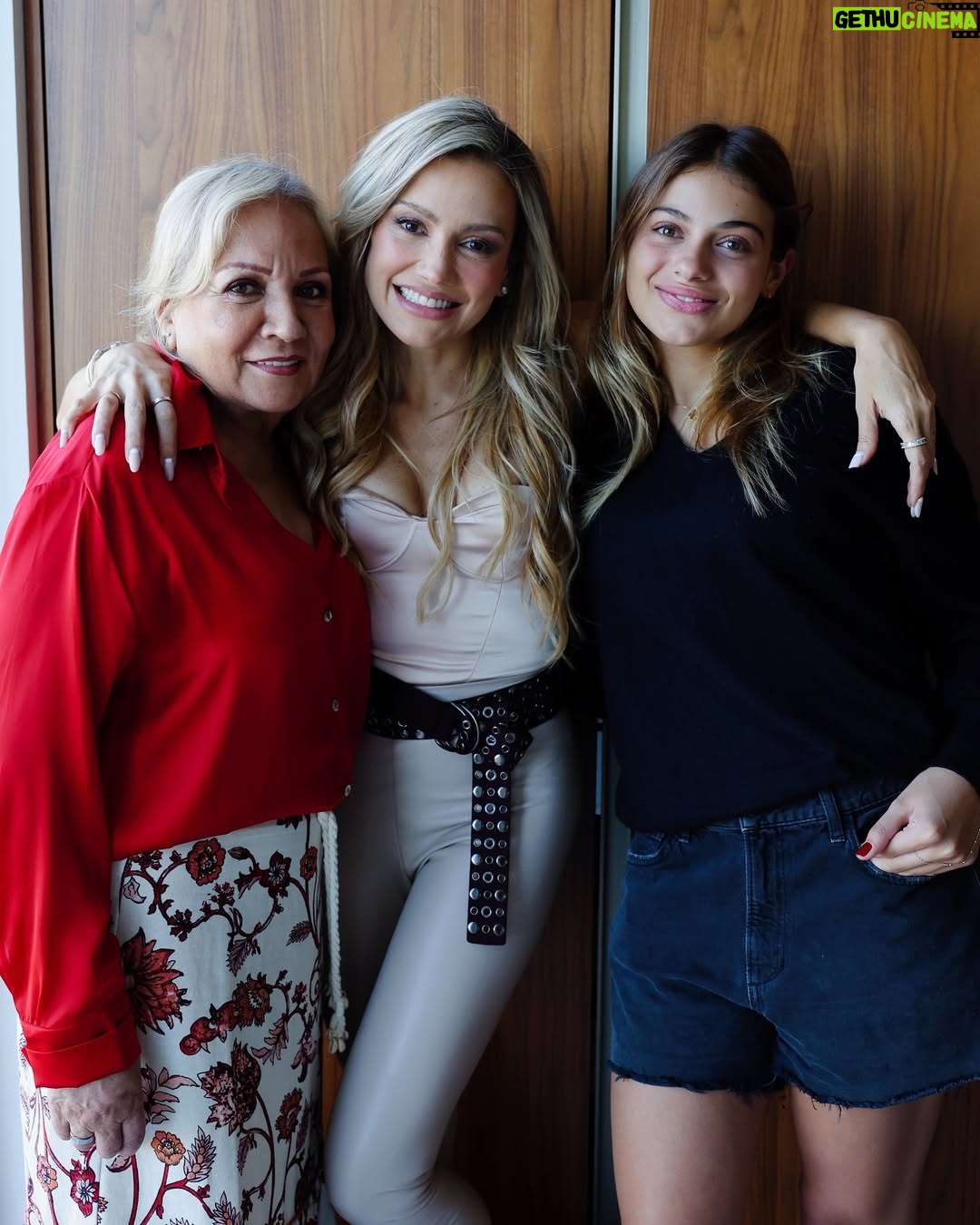Fanny Lu - 3 Likes - 3 generaciones conectadas por el amor, por el respeto y con la conciencia de que amarnos como somos es una decisión diaria.