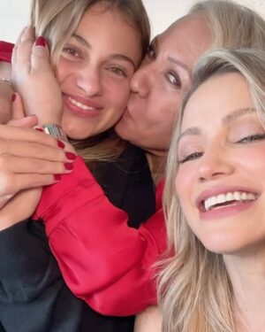 Fanny Lu Instagram - 3 generaciones conectadas por el amor, por el respeto y con la conciencia de que amarnos como somos es una decisión diaria.