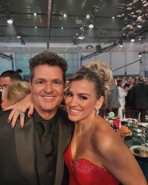 Fanny Lu Instagram - Mi vestido es un “Pedazo de Acordeón” para que Egidio desde el cielo siga tocando con Carlos “donde tengo el alma mía”. 🇨🇴♥️🪗#POTY @carlosvives @latingrammys 
.
.
🇨🇴 Vestido: @alfredobarrazaoficial 
🇨🇴 Styling: @gisellelacouture 
🇨🇴 MUA: @claudiaforza 
🇨🇴 Fotos: @franciscogalloc 
🇳🇮 Hair: @mario.osorno 
🇻🇪 Joyas: @sazingg