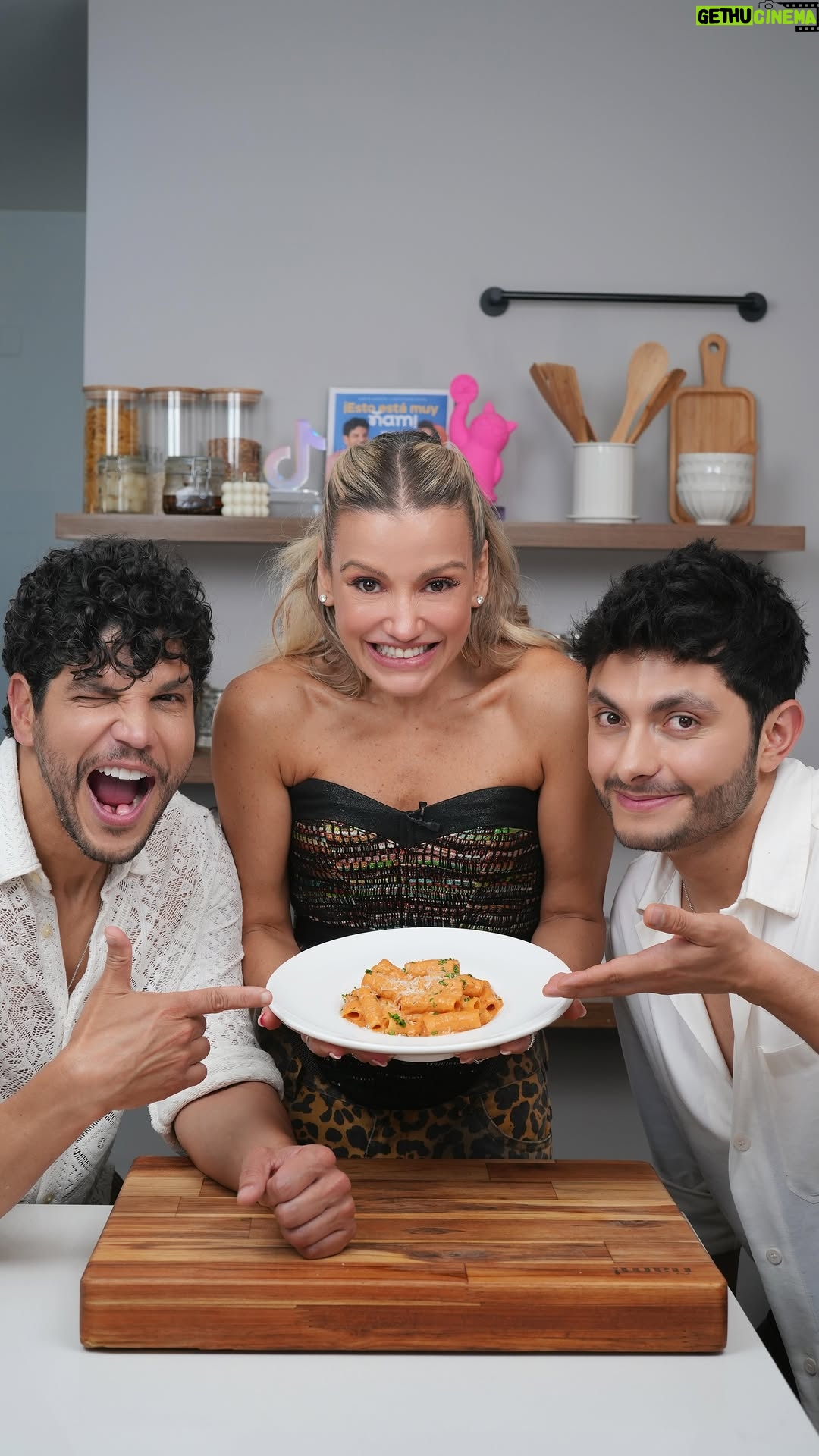 Fanny Lu - 124.6K Likes - PASTA A LA VODKA 🍝 @losdenam x @fannylu ♥️
•
INGREDIENTES:
▪️1 cebolla
▪️4 dientes de ajo
▪️Aceite de oliva
▪️Sal y pimienta al gusto
▪️1 cdta. Pimienta roja
▪️Una pizca de orégano
▪️250 g. de pasta corta (usamos rigatoni)
▪️3 cdas. de pasta de tomate
▪️1/3 de taza de vodka
▪️1 taza de crema de leche o media crema
▪️1 taza del agua de cocción de la pasta
▪️1/3 taza de queso parmesano
•
#receta #recetasfaciles #pasta #pastaallavodka
