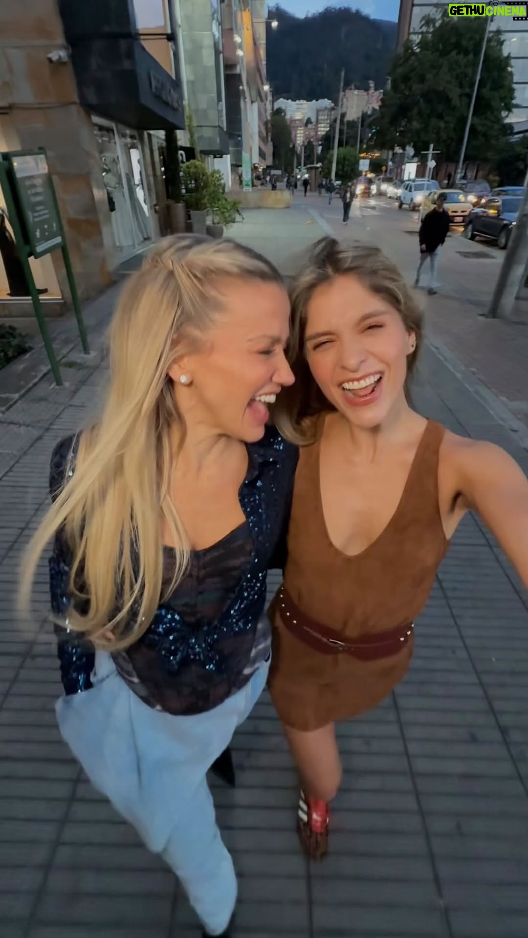 Fanny Lu - 10.1K Likes - Empezamos la semana cantando esta canción! AMO LA MUJER QUE SOY! La felicidad volvernos a encontrar @fannylu @laura_tobon At @malva ❤️❤️✌️✌️