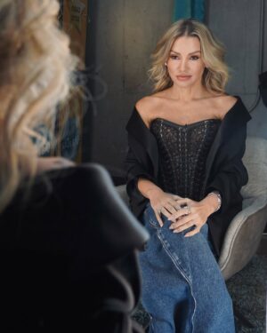 Fanny Lu Instagram - Mirándome al espejo veo una mujer que ha tenido los más bellos procesos, los más increíbles aprendizajes y los más grandes retos. Veo a la mujer que soy hoy y me siento orgullosa de quien me he convertido. Mirarse al espejo puede ser de las terapias personales más difíciles. Que se convierta en la oportunidad para decirte cosas positivas, animarte y atesorar a quien eres! ❤️

Look: @malva