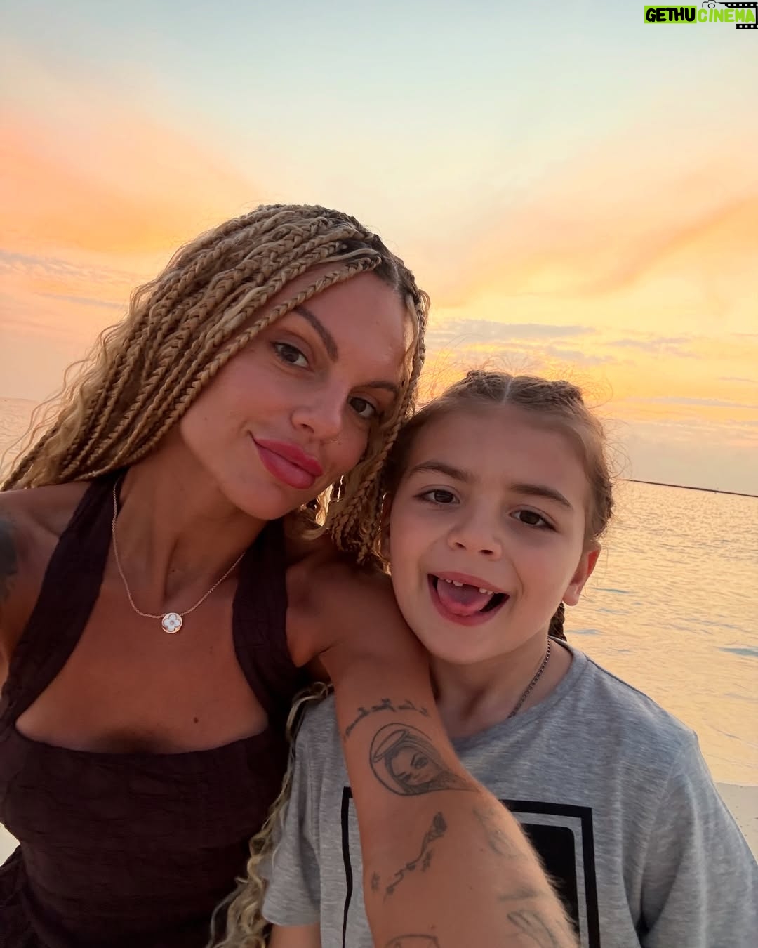 Fanny Rodrigues - 19.9K Likes - Estamos no paraíso. O verdadeiro paraíso 🏝️ 🌊
E deixo-vos aqui um bocadinho de todo o “processo” até cá chegar.
Agradecer de coração ao @agenteviagens_carlos (Rodrigo e Carolina) que trataram de tudo e eu não tive de me preocupar absolutamente com nada! 💙
Vamos continuar por cá, a curtir. 🥳🤌🏼