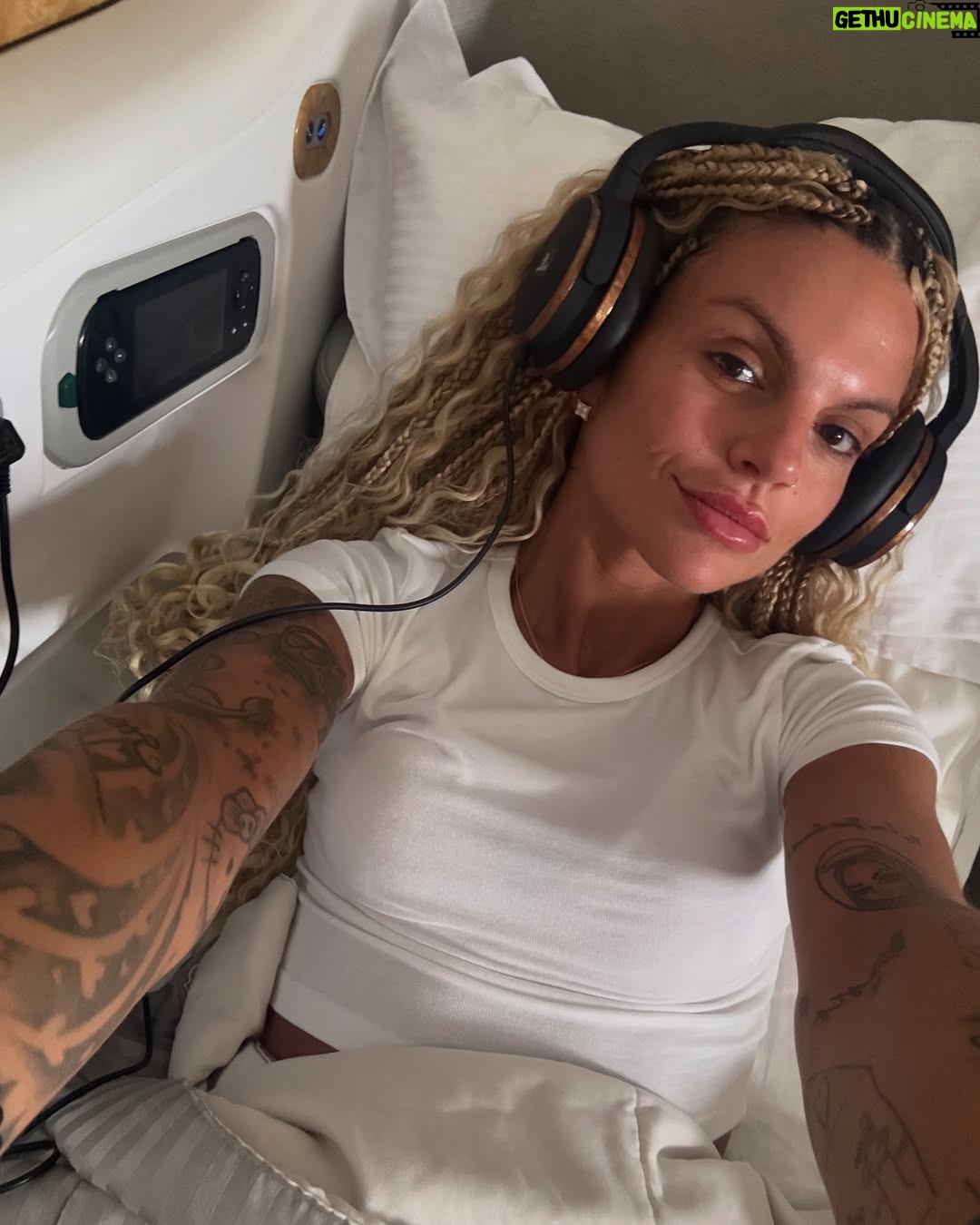 Fanny Rodrigues - 19.9K Likes - Estamos no paraíso. O verdadeiro paraíso 🏝️ 🌊
E deixo-vos aqui um bocadinho de todo o “processo” até cá chegar.
Agradecer de coração ao @agenteviagens_carlos (Rodrigo e Carolina) que trataram de tudo e eu não tive de me preocupar absolutamente com nada! 💙
Vamos continuar por cá, a curtir. 🥳🤌🏼