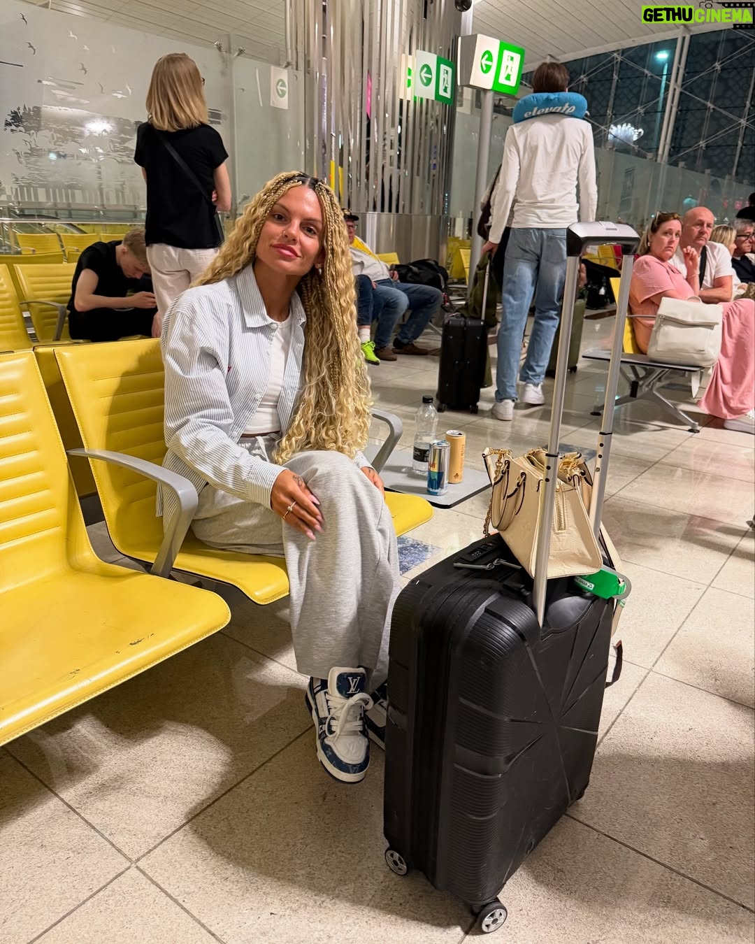 Fanny Rodrigues - 19.9K Likes - Estamos no paraíso. O verdadeiro paraíso 🏝️ 🌊
E deixo-vos aqui um bocadinho de todo o “processo” até cá chegar.
Agradecer de coração ao @agenteviagens_carlos (Rodrigo e Carolina) que trataram de tudo e eu não tive de me preocupar absolutamente com nada! 💙
Vamos continuar por cá, a curtir. 🥳🤌🏼