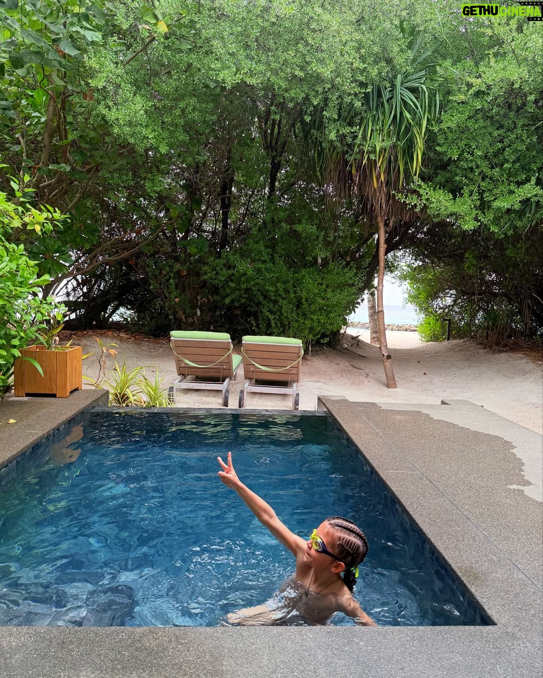 Fanny Rodrigues - 19.9K Likes - Estamos no paraíso. O verdadeiro paraíso 🏝️ 🌊
E deixo-vos aqui um bocadinho de todo o “processo” até cá chegar.
Agradecer de coração ao @agenteviagens_carlos (Rodrigo e Carolina) que trataram de tudo e eu não tive de me preocupar absolutamente com nada! 💙
Vamos continuar por cá, a curtir. 🥳🤌🏼