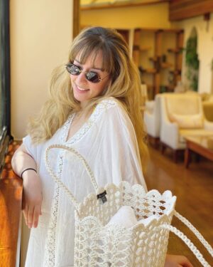 Farah El Zahed Instagram - “A little bit of summer is what the whole year is all about.” - John Mayer

- Spontaneously taken. 🌹
🕶 Who said you can’t wear your shades indoor?!
