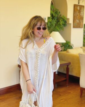 Farah El Zahed Instagram - “A little bit of summer is what the whole year is all about.” - John Mayer

- Spontaneously taken. 🌹
🕶 Who said you can’t wear your shades indoor?!