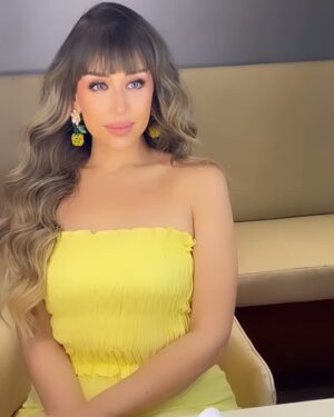 Farah El Zahed Instagram - Some BTS while filming Sugar Daddy.. 🍍🩵

Thank you all for the sweet messages I’m receiving about Nermin and I’m so glad you guys loved her as much as I did
You still didn’t watch the movie yet?!

فيلم #شوجر_دادي حالياً بجميع دور العرض في مصر و العالم العربي
Watch and let me know your feedback 🫶🏻

MUA @faceartistrybyshahd