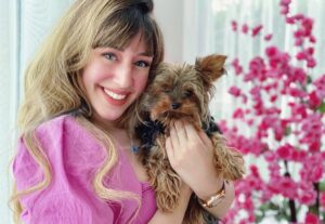 Farah El Zahed Instagram - “La vie en rose.”
Feeling a little pinky here! 🌷
🐾 Not all dogs are good boys, some are good girls 🐾

My favorite pet animal is a small puppy, so what is yours?!
Swipe left for a much cuter version with this dolly! 🐶