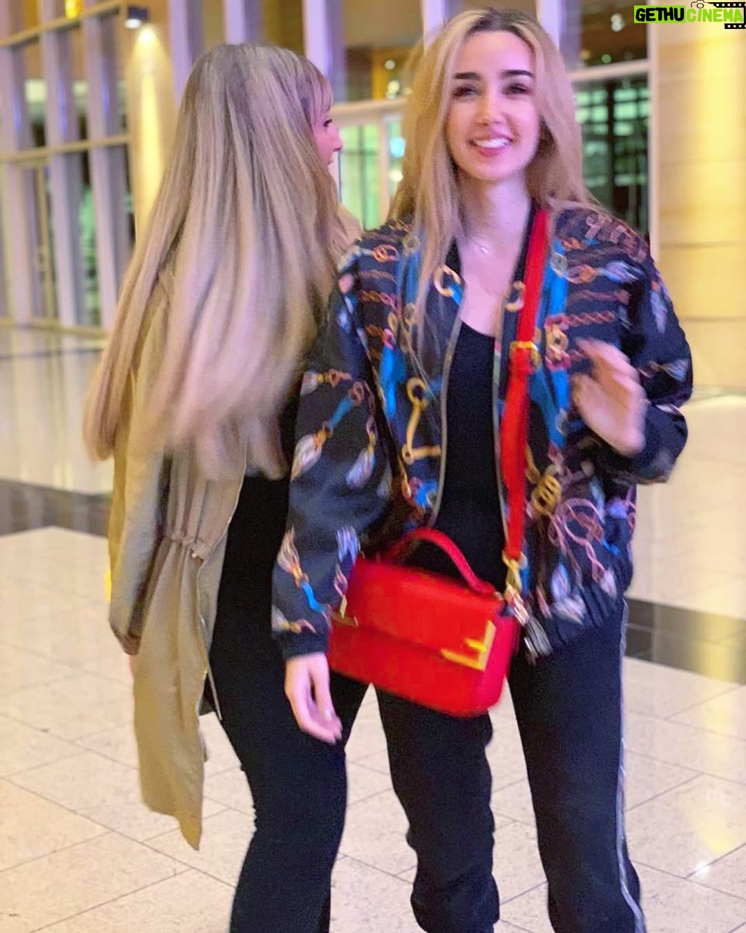 Farah El Zahed - 53.2K Likes - And that what me and @hannahelzahed get when @nourlzahed takes the camera 🙄
After the photo
Hannah: Nour can you take another picture for us, we were still posing ...
Nour: No, this one is good.
Me: You are lying ...
Nour: Yes and I won’t take another photo.
And that’s a little thing behind a post as we always end up having such messy conversations that’s why our happy pictures are not as you guys see 🙃
No bigger love for you sisters 💁🏼♀️🌹