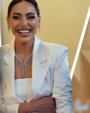 Fatima Al Safi Instagram - أشكر من أعماق قلبي المملكة العربية السعودية على دعوتي الكريمة للمشاركة في حفل جوي أواردز والتنظيم المبهر الذي يعكس احترافية ودقة في كل التفاصيل. هذا المهرجان ليس مجرد حدث فني، بل منصة عالمية تُبرز الفن والإبداع بأسلوب يليق بمكانة المملكة كمركز للإلهام والتميز.

خالص الشكر والتقدير لمعالي المستشار تركي آل الشيخ على دعمه المتواصل للفن والفنانين في الوطن العربي، وحرصه على تكريم المبدعين من كل أنحاء العالم. هذه المبادرات تثري الساحة الفنية وتعزز مكانة الإبداع كرسالة تجمع الشعوب.

أعتز جدًا برؤية المملكة تحقق وتتجاوز الطموحات. ما كان حلمًا لكل خليجي أصبح اليوم واقعًا يبعث الفخر في قلوبنا جميعًا. تمنياتي الصادقة للمملكة بمزيد من النجاح والتميز المستمر، وأن تكون دائمًا مصدر إلهام للفن والإبداع💜💫
#joyawards 
@joyawards