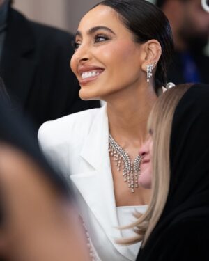 Fatima Al Safi Instagram - أشكر من أعماق قلبي المملكة العربية السعودية على دعوتي الكريمة للمشاركة في حفل جوي أواردز والتنظيم المبهر الذي يعكس احترافية ودقة في كل التفاصيل. هذا المهرجان ليس مجرد حدث فني، بل منصة عالمية تُبرز الفن والإبداع بأسلوب يليق بمكانة المملكة كمركز للإلهام والتميز.

خالص الشكر والتقدير لمعالي المستشار تركي آل الشيخ على دعمه المتواصل للفن والفنانين في الوطن العربي، وحرصه على تكريم المبدعين من كل أنحاء العالم. هذه المبادرات تثري الساحة الفنية وتعزز مكانة الإبداع كرسالة تجمع الشعوب.

أعتز جدًا برؤية المملكة تحقق وتتجاوز الطموحات. ما كان حلمًا لكل خليجي أصبح اليوم واقعًا يبعث الفخر في قلوبنا جميعًا. تمنياتي الصادقة للمملكة بمزيد من النجاح والتميز المستمر، وأن تكون دائمًا مصدر إلهام للفن والإبداع💜💫
#joyawards 
@joyawards