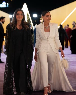 Fatima Al Safi Instagram - أشكر من أعماق قلبي المملكة العربية السعودية على دعوتي الكريمة للمشاركة في حفل جوي أواردز والتنظيم المبهر الذي يعكس احترافية ودقة في كل التفاصيل. هذا المهرجان ليس مجرد حدث فني، بل منصة عالمية تُبرز الفن والإبداع بأسلوب يليق بمكانة المملكة كمركز للإلهام والتميز.

خالص الشكر والتقدير لمعالي المستشار تركي آل الشيخ على دعمه المتواصل للفن والفنانين في الوطن العربي، وحرصه على تكريم المبدعين من كل أنحاء العالم. هذه المبادرات تثري الساحة الفنية وتعزز مكانة الإبداع كرسالة تجمع الشعوب.

أعتز جدًا برؤية المملكة تحقق وتتجاوز الطموحات. ما كان حلمًا لكل خليجي أصبح اليوم واقعًا يبعث الفخر في قلوبنا جميعًا. تمنياتي الصادقة للمملكة بمزيد من النجاح والتميز المستمر، وأن تكون دائمًا مصدر إلهام للفن والإبداع💜💫
#joyawards 
@joyawards