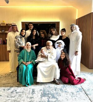 Fatima Al Safi Instagram - عيدكم مبارك 🤍
 خلص النص الاول من العيد مع عايلتي الله يحفظهم 💙💫
ناطرتكم بالنص الثاني من عيدي بالمسرح احبكم يا اوفى جمهور 💙