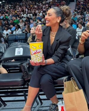 Fatima Al Safi Instagram - Had a blast celebrating NBA Appreciation Day yesterday🏀 Grateful for the unforgettable moments.
@abudhabievents 
@nbaarabic 
#nbainabudhabi
