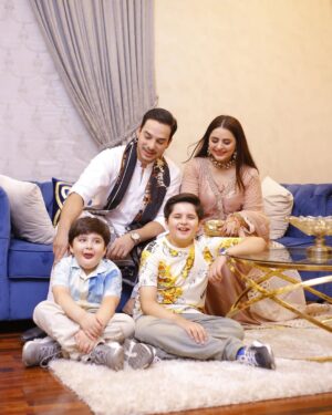 Fatima Effendi Instagram - Kyuke Eid ke sirf 3 days nahi poora week hona chahye 🙈🌸

📸 @shahidmufti_official