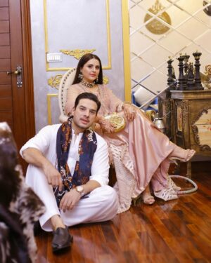 Fatima Effendi Instagram - Kyuke Eid ke sirf 3 days nahi poora week hona chahye 🙈🌸

📸 @shahidmufti_official