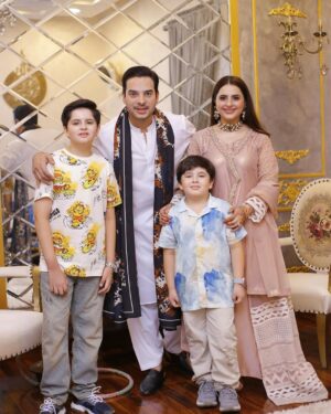 Fatima Effendi Instagram - Kyuke Eid ke sirf 3 days nahi poora week hona chahye 🙈🌸

📸 @shahidmufti_official