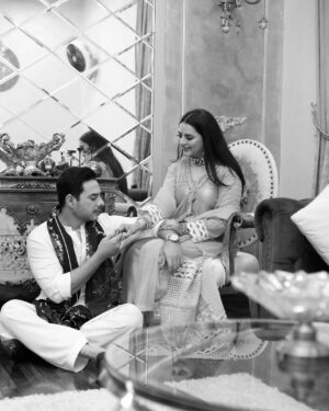 Fatima Effendi Instagram - Kyuke Eid ke sirf 3 days nahi poora week hona chahye 🙈🌸

📸 @shahidmufti_official