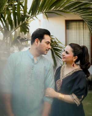 Fatima Effendi Instagram - Eid Mubarak from our family to yours 🌙🌸

Fit @zuelarehman_official 
MUA @muskan_faris 
Hair @skz.hairstyling 
💎 @jadenojewellery 
📸 @s_talha19