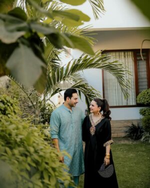 Fatima Effendi Instagram - Eid Mubarak from our family to yours 🌙🌸

Fit @zuelarehman_official 
MUA @muskan_faris 
Hair @skz.hairstyling 
💎 @jadenojewellery 
📸 @s_talha19