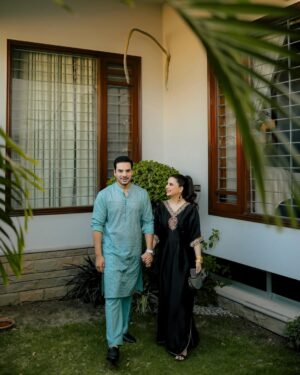 Fatima Effendi Instagram - Eid Mubarak from our family to yours 🌙🌸

Fit @zuelarehman_official 
MUA @muskan_faris 
Hair @skz.hairstyling 
💎 @jadenojewellery 
📸 @s_talha19