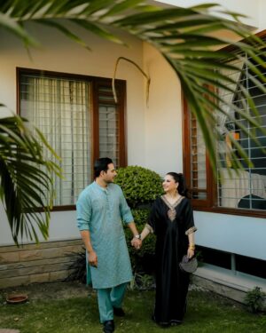 Fatima Effendi Instagram - Eid Mubarak from our family to yours 🌙🌸

Fit @zuelarehman_official 
MUA @muskan_faris 
Hair @skz.hairstyling 
💎 @jadenojewellery 
📸 @s_talha19
