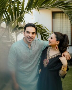 Fatima Effendi Instagram - Eid Mubarak from our family to yours 🌙🌸

Fit @zuelarehman_official 
MUA @muskan_faris 
Hair @skz.hairstyling 
💎 @jadenojewellery 
📸 @s_talha19